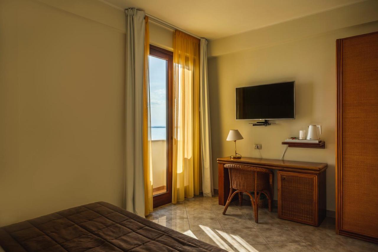 Apulia Hotel Taranto Ara Solis Lido Azzurro Bagian luar foto