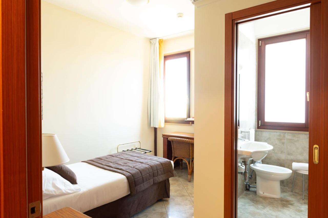 Apulia Hotel Taranto Ara Solis Lido Azzurro Bagian luar foto