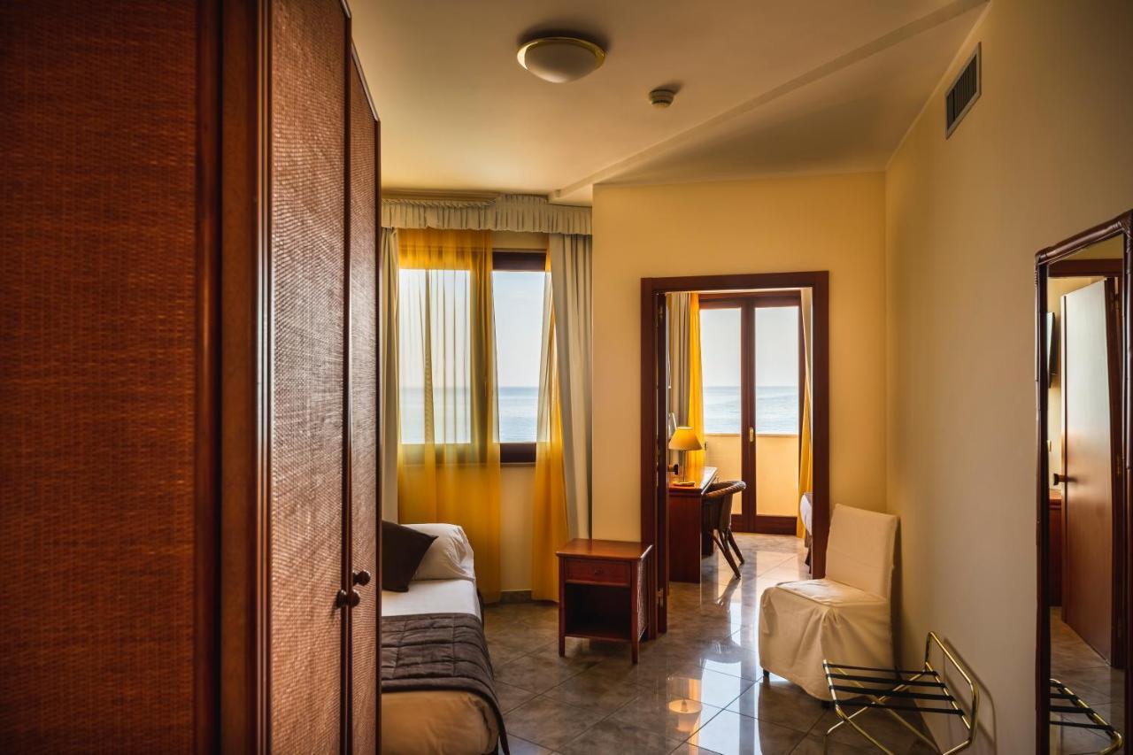Apulia Hotel Taranto Ara Solis Lido Azzurro Bagian luar foto