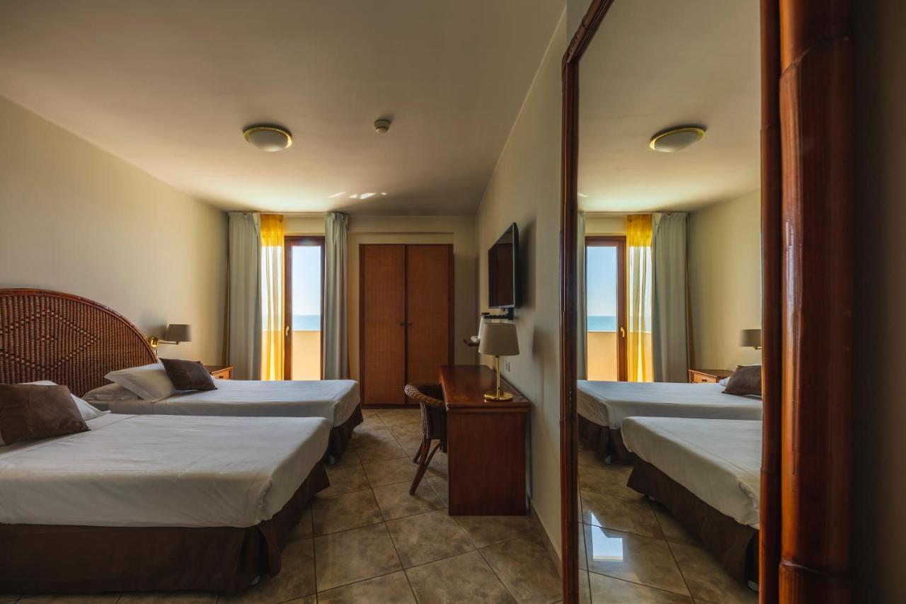 Apulia Hotel Taranto Ara Solis Lido Azzurro Bagian luar foto
