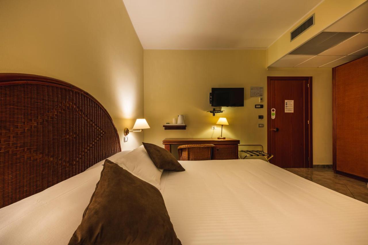 Apulia Hotel Taranto Ara Solis Lido Azzurro Bagian luar foto