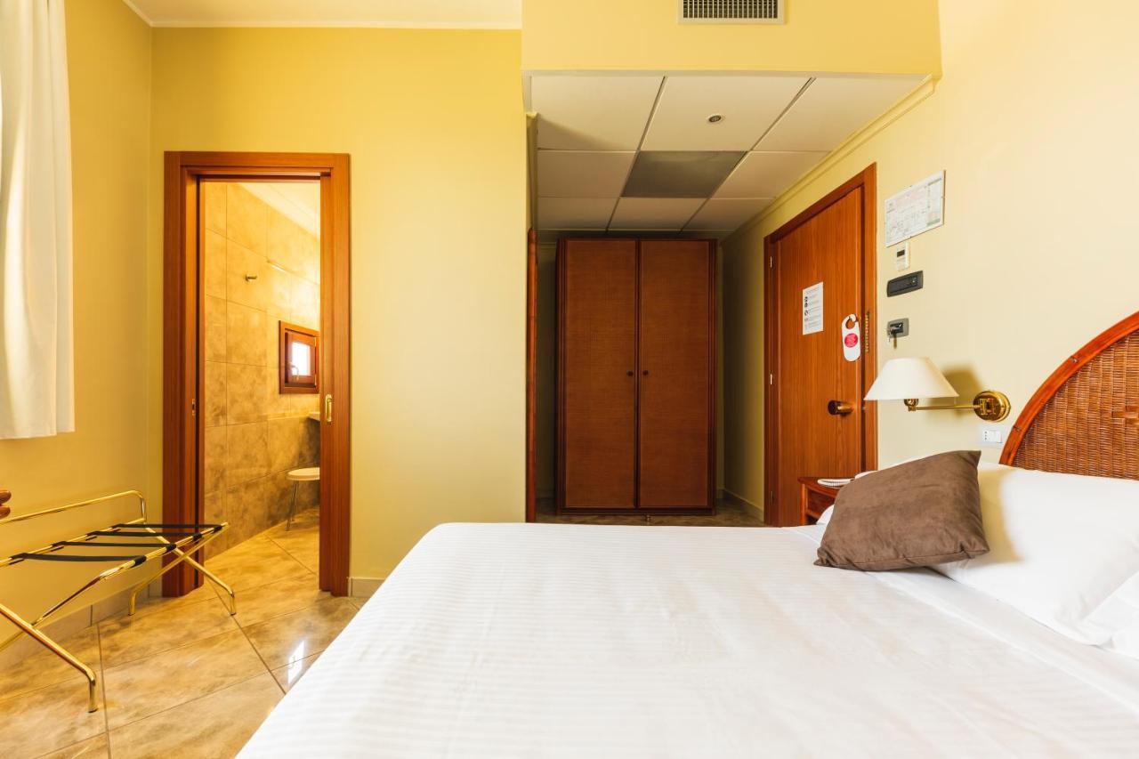 Apulia Hotel Taranto Ara Solis Lido Azzurro Bagian luar foto