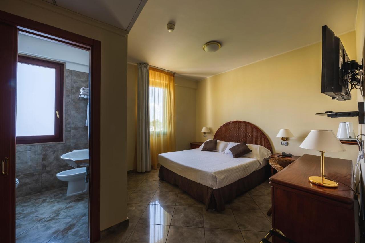 Apulia Hotel Taranto Ara Solis Lido Azzurro Bagian luar foto