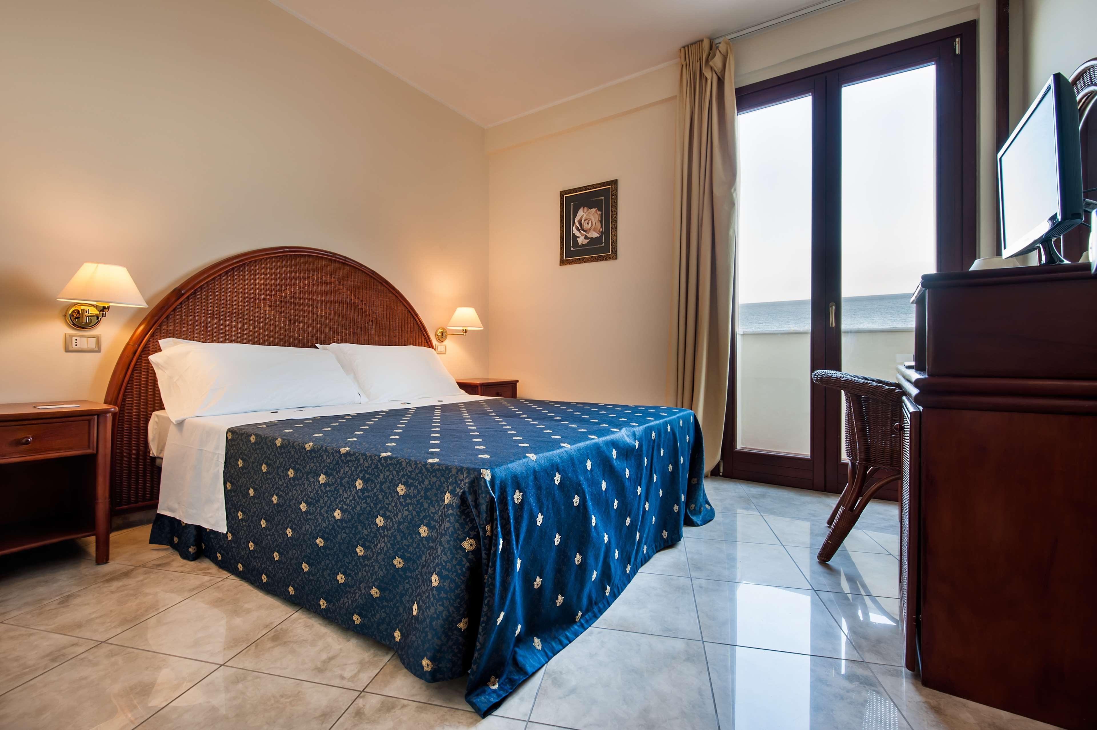 Apulia Hotel Taranto Ara Solis Lido Azzurro Bagian luar foto
